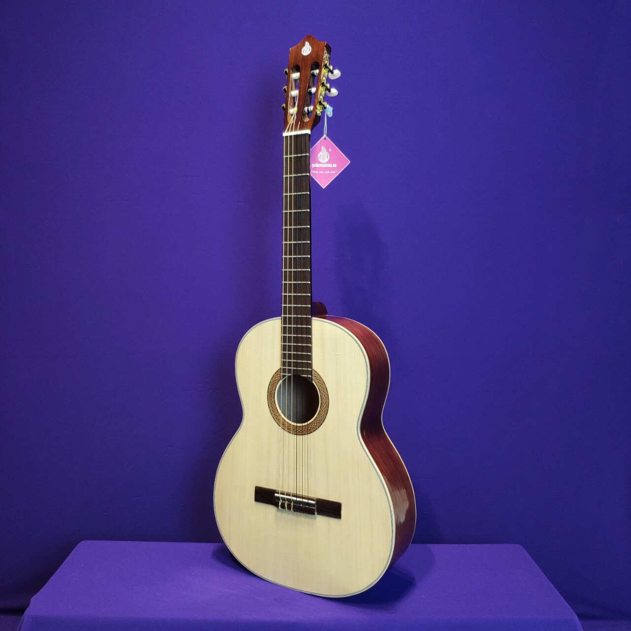 Đàn guitar classic SV-C1 mặt gỗ thông có ty chống cong- Dáng tròn số 8 - Đặt hàng tặng 7 phụ kiện - Bảo hành 12 tháng