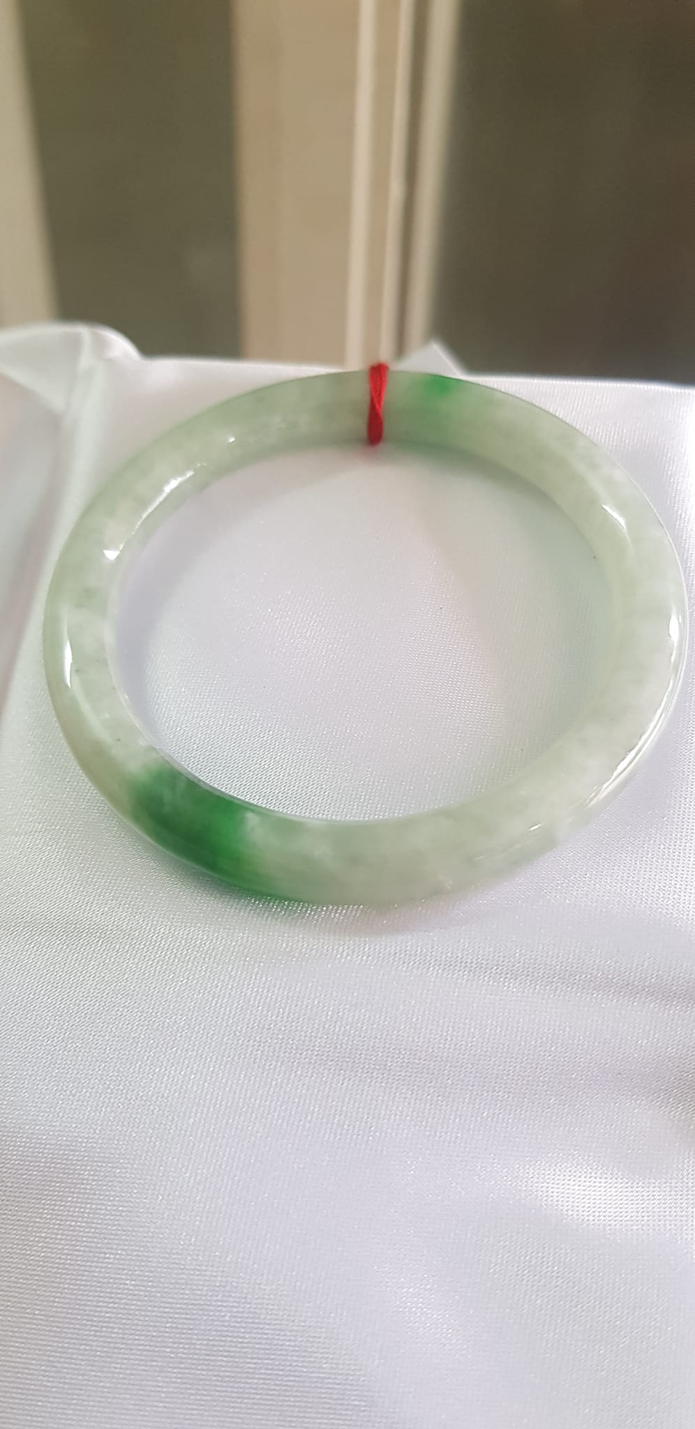 Vòng Cẩm Thạch tự nhiên mới Đậu AS Sao 52mm x cọng 7mm màu trắng bông đậu điểm lý 1 góc đẹp Nữ 50kg - 56kg đeo ạ