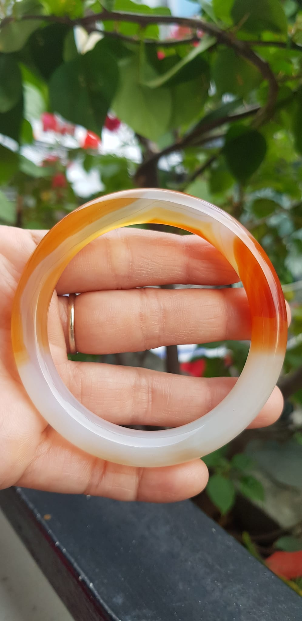Vòng tay Nữ đá mã não đỏ cam trắng Ni 56mm x chột to 9mm Màu trắng đỏ cam nhẹ 1 bên vân nhẹ nhàng đẹp ạ Nữ 55kg - 63kg đeo xinh tay đẹp ạ