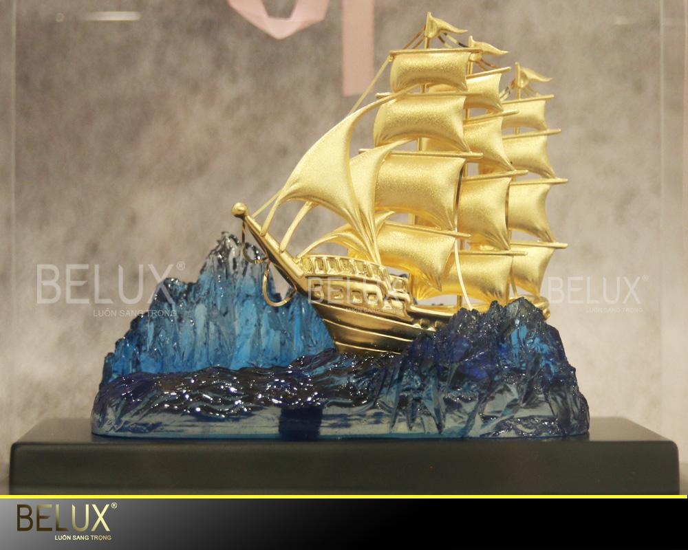 Mô hình thuyền buồm dát vàng 24k đứng trên đá thạch anh