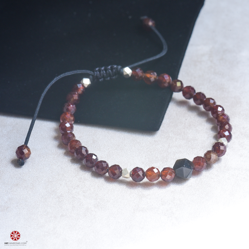 Vòng tay Mala Garnet - Ngọc Hồng Lựu 6mm mix Obsidian là món quà đặc biệt dành tặng phái nữ | Hợp mệnh Hỏa, Thổ | VietGemstones