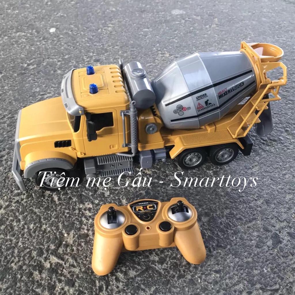 ĐỒ CHƠI XE TRỘN BÊ TÔNG CEMENT MIXER TRUCK ĐIỀU KHIỂN 4 CHIỀU BỒN XOAY 360 ĐỘ CÓ ĐÈN, PIN SẠC