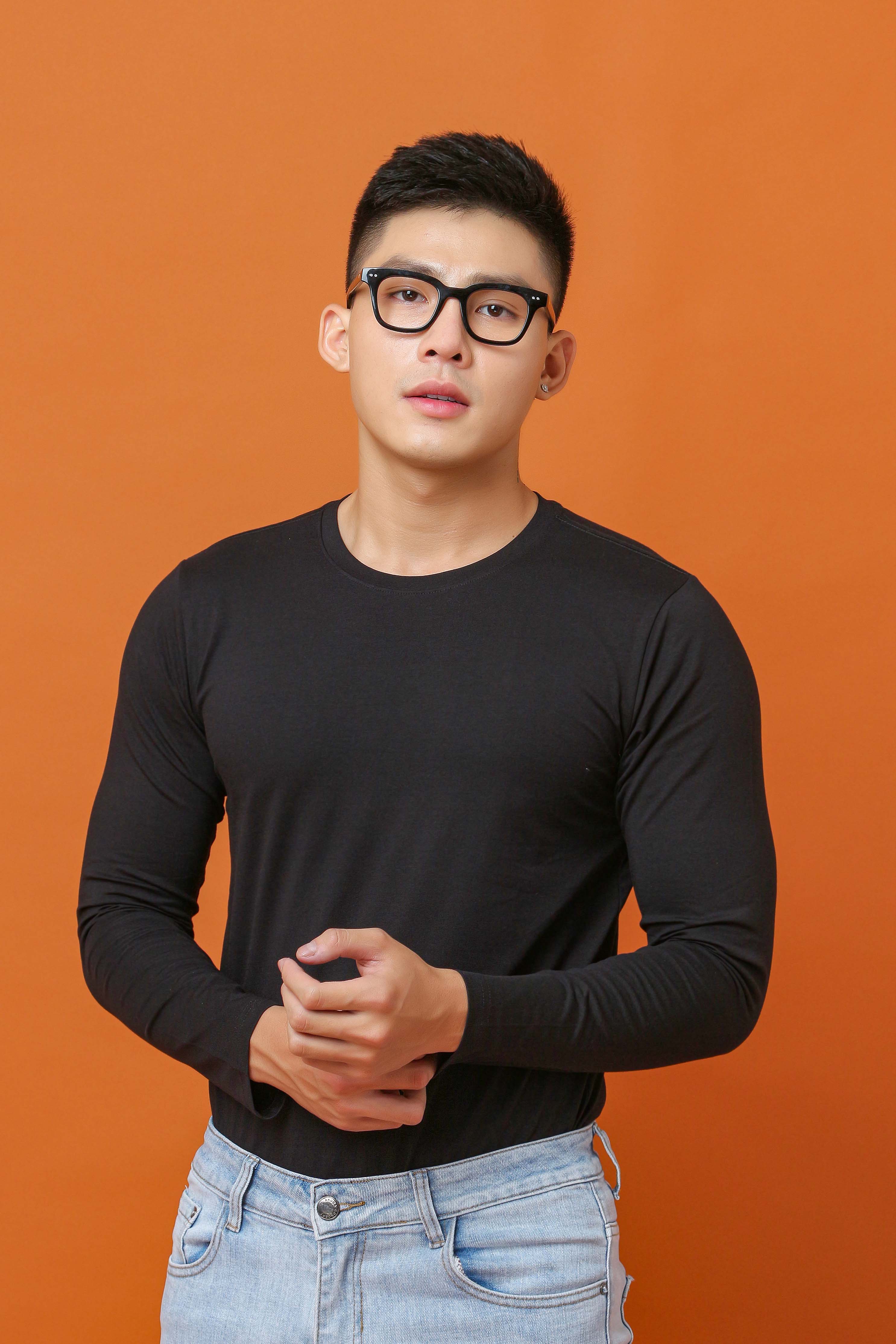 Áo thun tay dài trơn nam AKUBA form slimfit, chất liệu 100% cotton, co giãn 4 chiều, thấm hút mồ hôi tốt J596