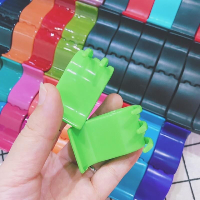 Vỉ 12 kẹp càng cua nhiều màu loại 5 răng