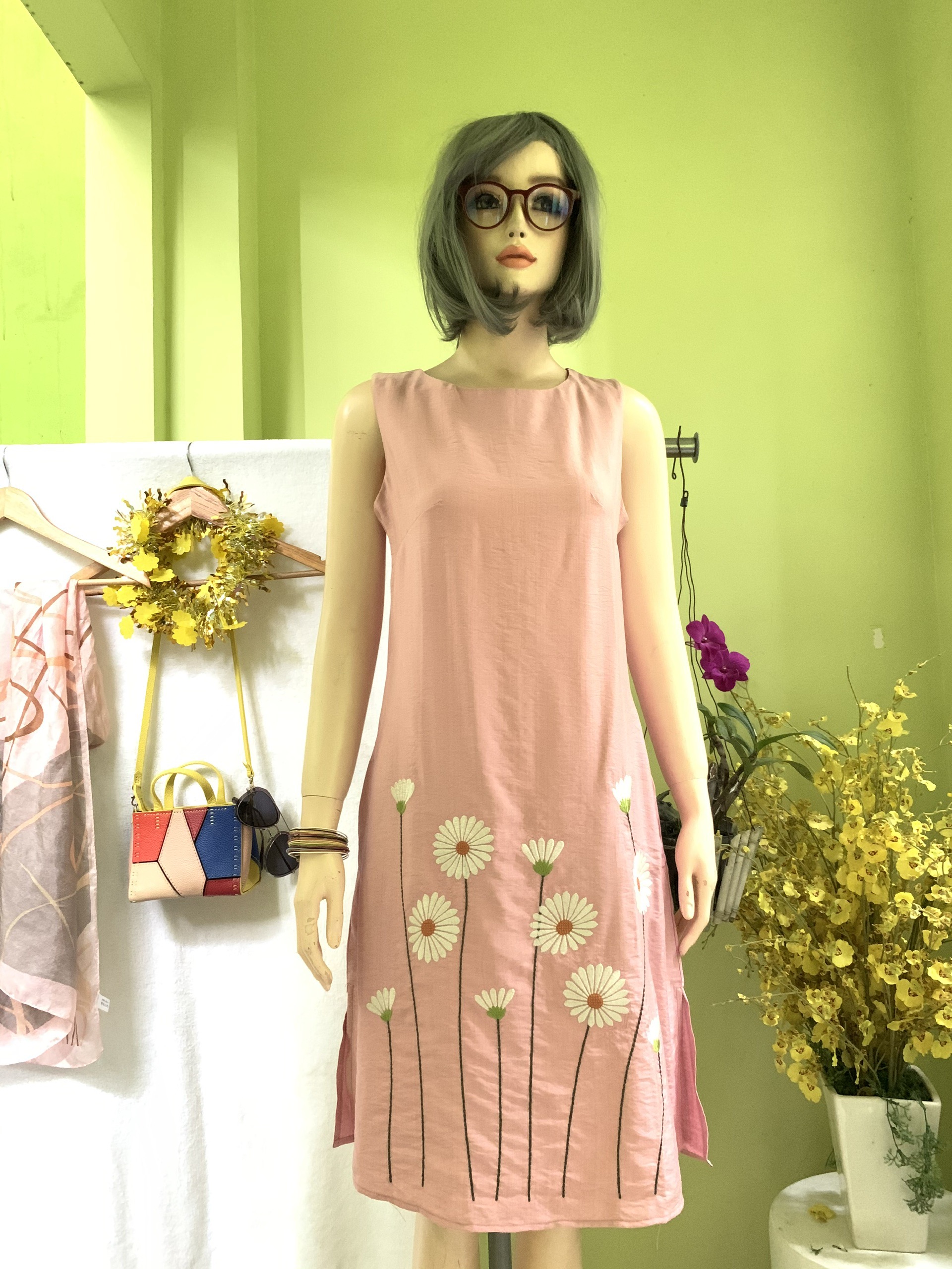 Đầm suông chất đũi thêu hoa cúc xinh xắn