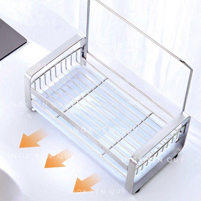 KỆ LỚN ĐỂ CHAI RỬA CHÉN CÓ THANH VẮT KHĂN INOX304