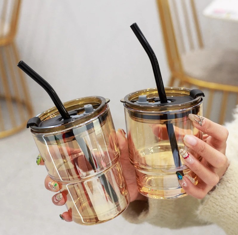 Ly thuỷ tinh có bao da kèm ống hút và nắp đậy