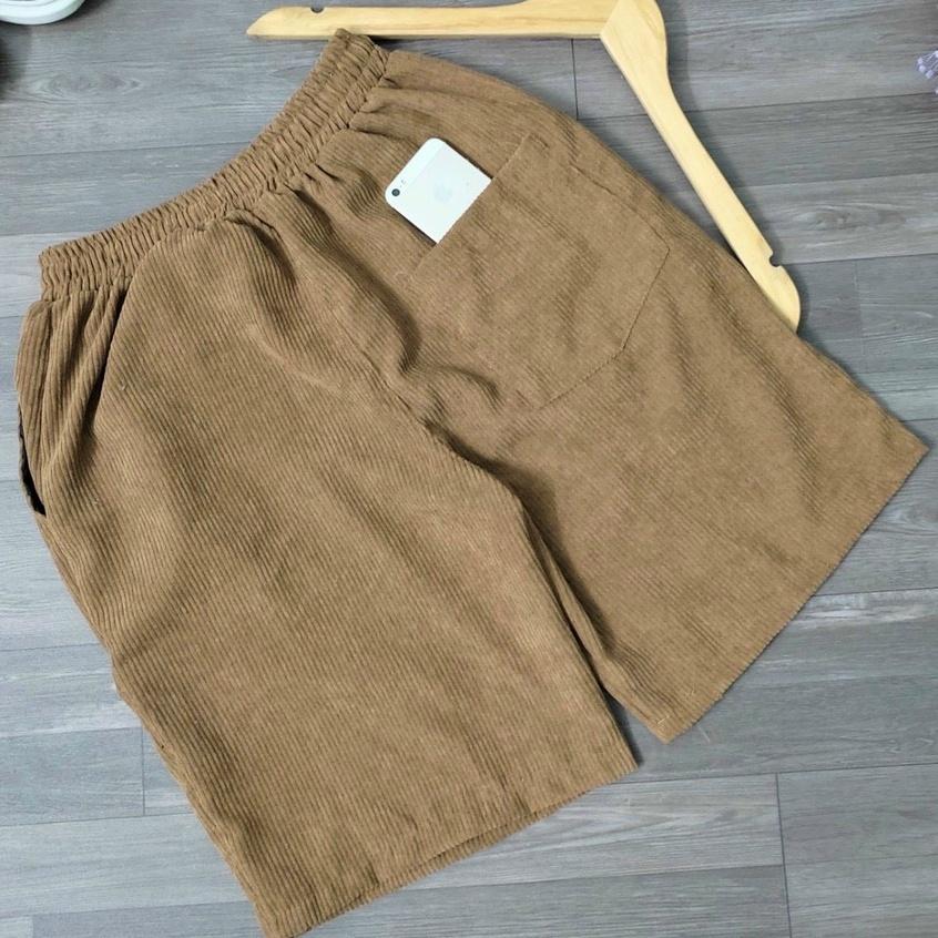 Quần short lửng có túi rộng 2 bên và túi sau đựng được nhiều thứ. Quần short chất nhung tăm dày dặn mặc thoải mái K075