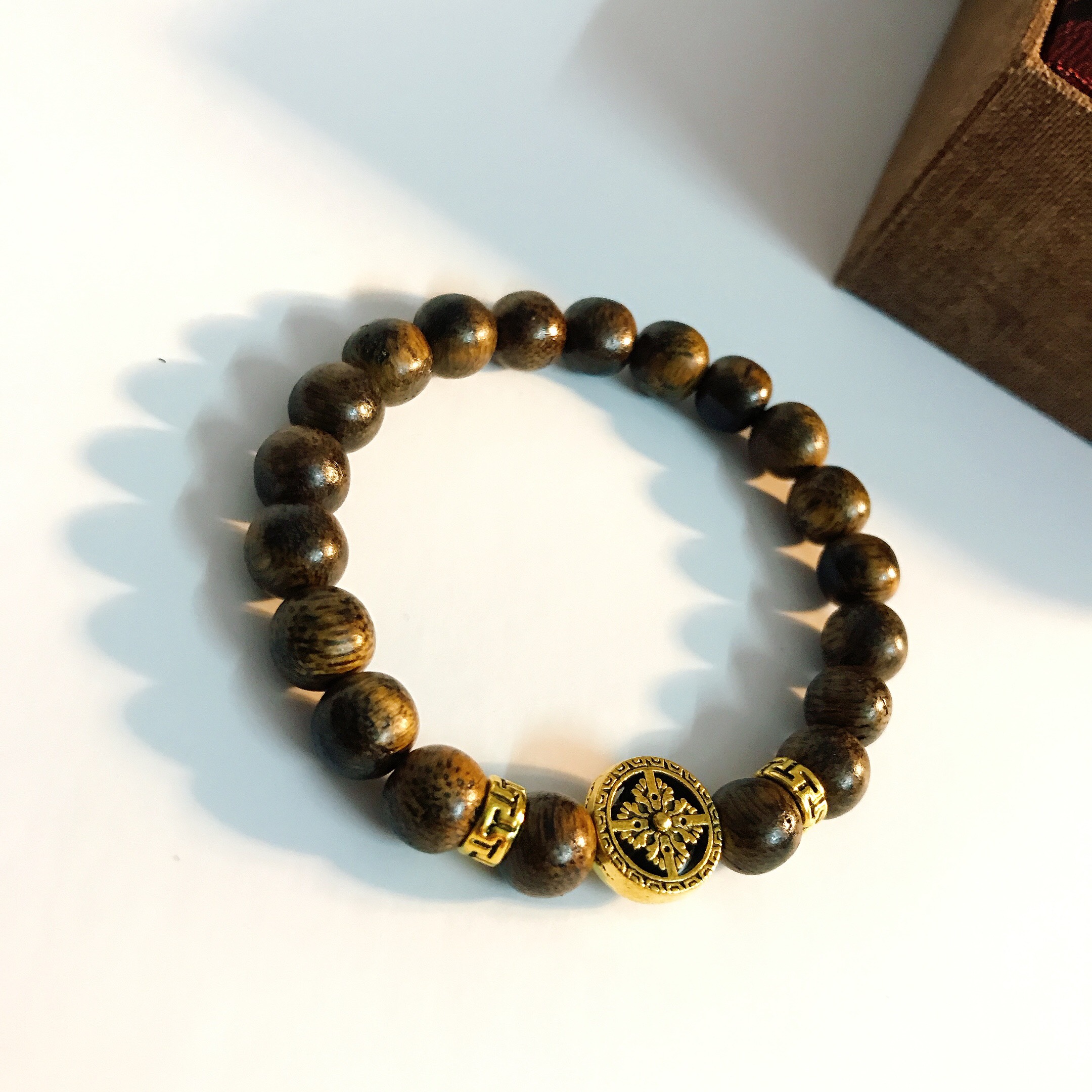 Vòng tay trầm hương pháp luân mạ vàng 18k