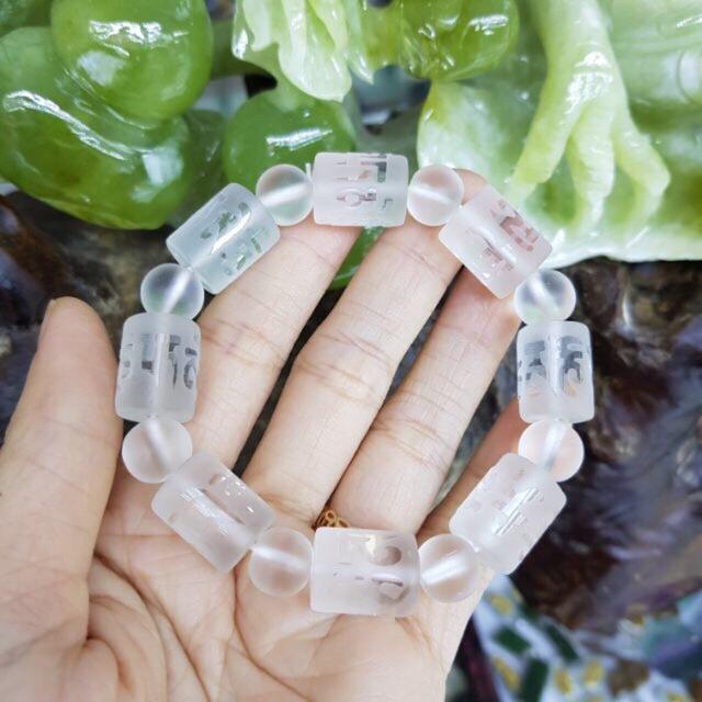 Vòng tay trắng khắc Om Mani cho người mệnh thủy