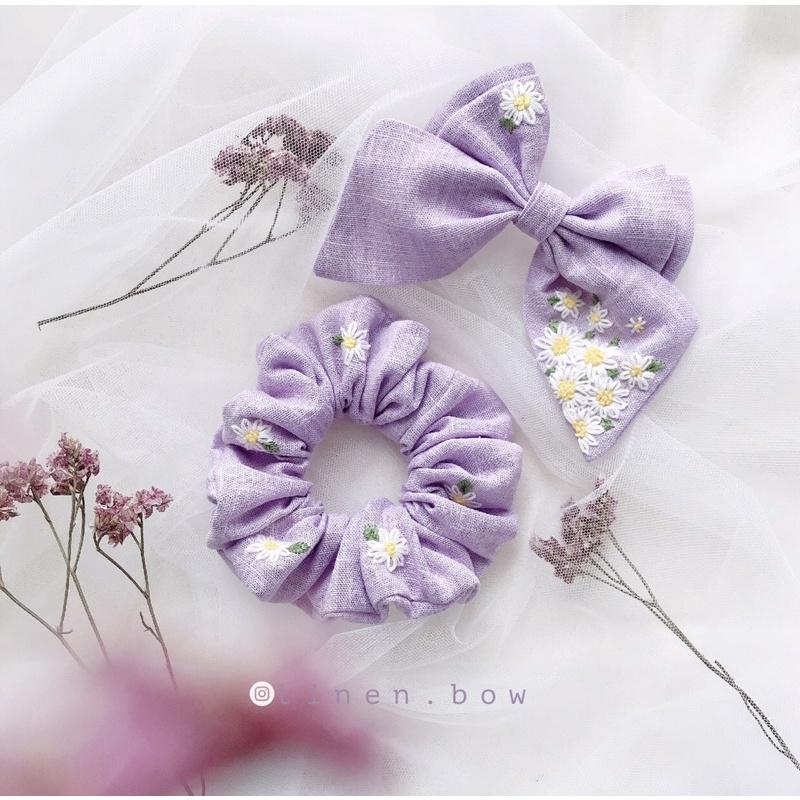 Nơ và scrunchies tím thêu hoa cúc hoạ mi