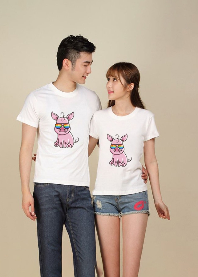 Bộ Áo Thun Đôi Chipi Pig Đeo Kính Màu Trắng Nam Nữ