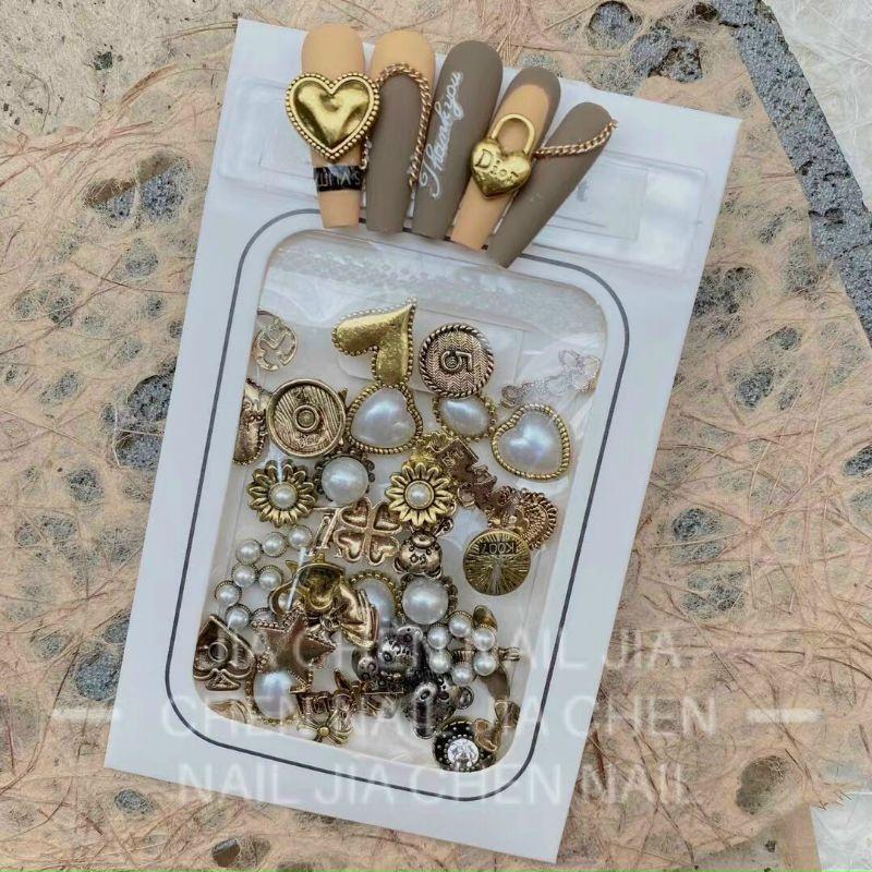 Charm kim loại, charm thương hiệu