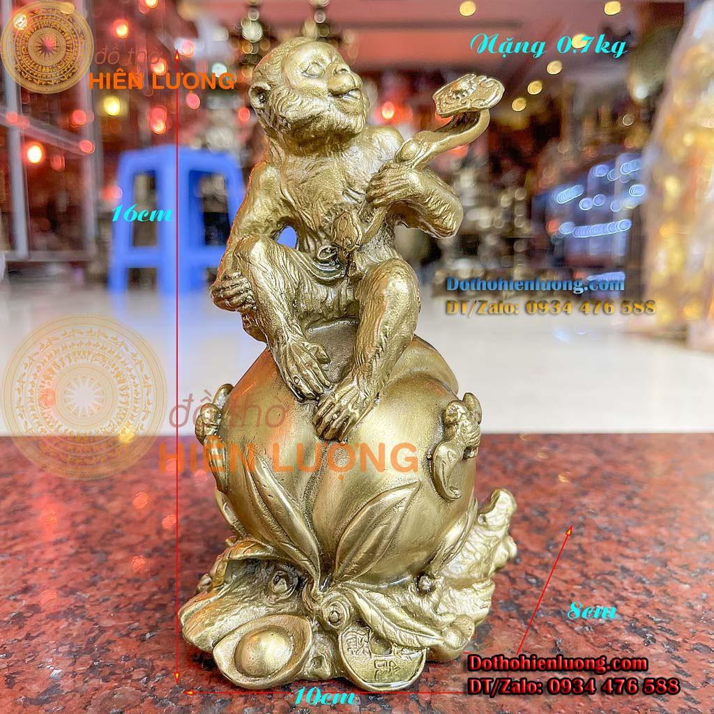 Tượng Khỉ Ngồi Trái Đào Ôm Gậy Như Ý Bằng Đồng Cao 16cm
