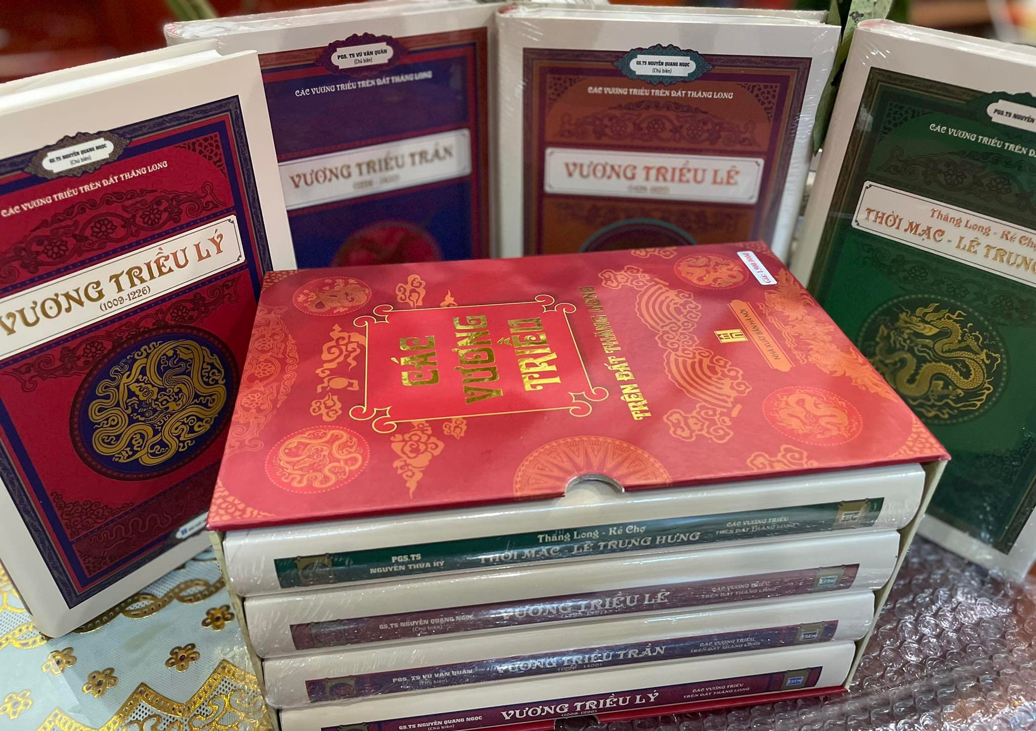 BỘ SÁCH “CÁC VƯƠNG TRIỀU TRÊN ĐẤT THĂNG LONG” (4 CUỐN). BẢN IN GIỚI HẠN BÌA CỨNG CÓ HỘP