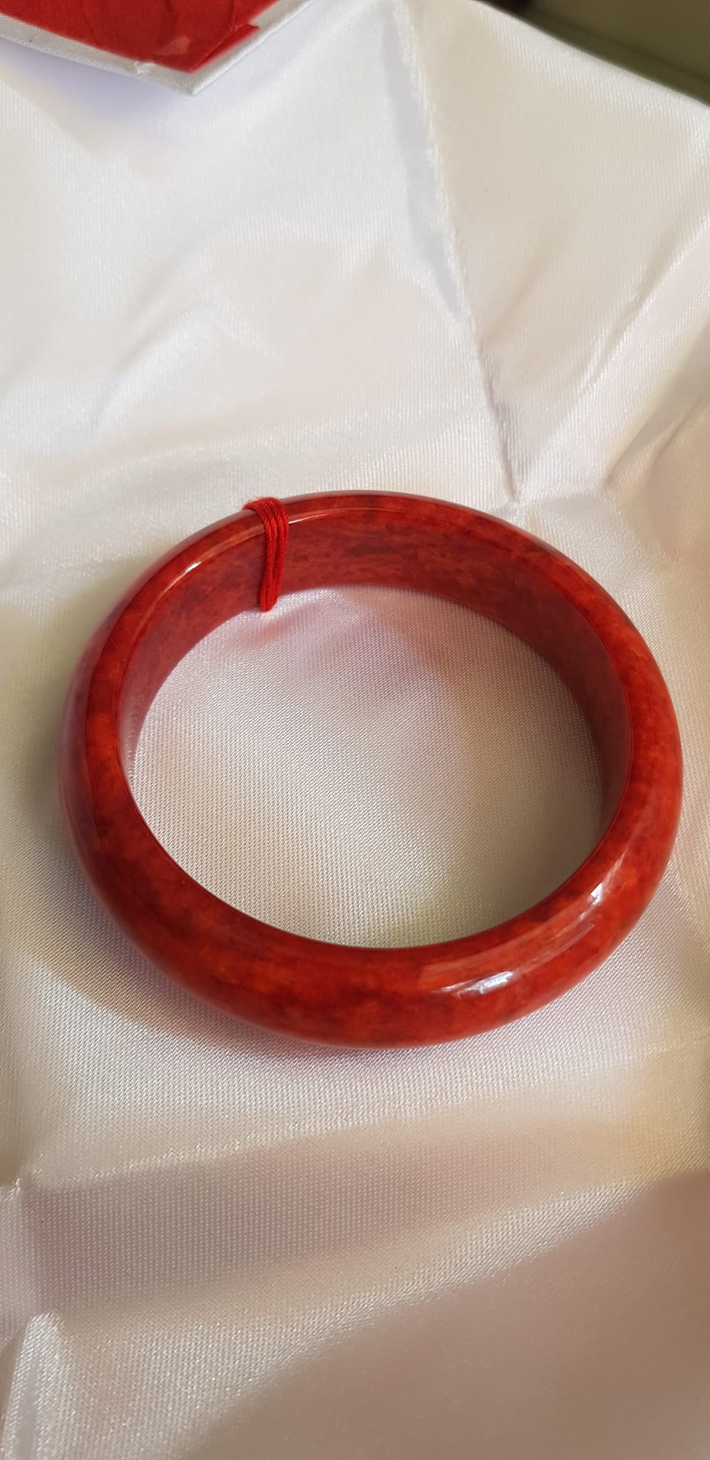 Vòng Cẩm Thạch mới Bản Hẹ Đỏ 56mm x cao 15mm x dầy 7,5mm màu đỏ bông bông đều đậm đẹp nữ mệnh hỏa mệnh thổ 54kg - 65kg đeo hợp ạ