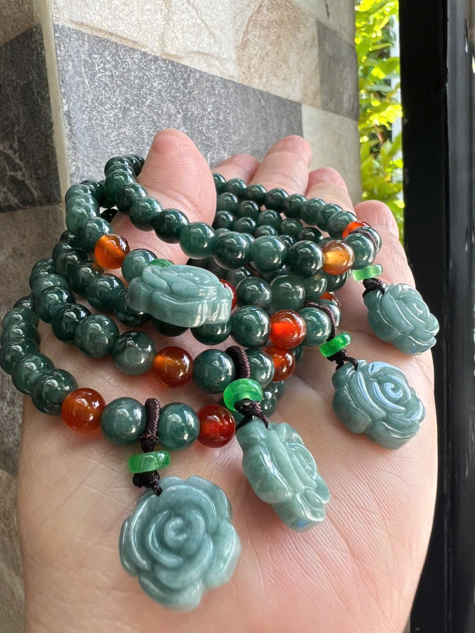 Vòng Tay Chuỗi Nữ Đá Cẩm Thạch Xanh Lam Đậm Tự Nhiên Mix Bông Hồng rất là xinh đẹp size hạt 7mm các chị em nữ mệnh thủy mệnh mộc mệnh và hỏa đeo chuẩn hợp món quà tặng phụ nữ quà sinh nhật đẹp ý nghĩa rẻ đẹp ạ