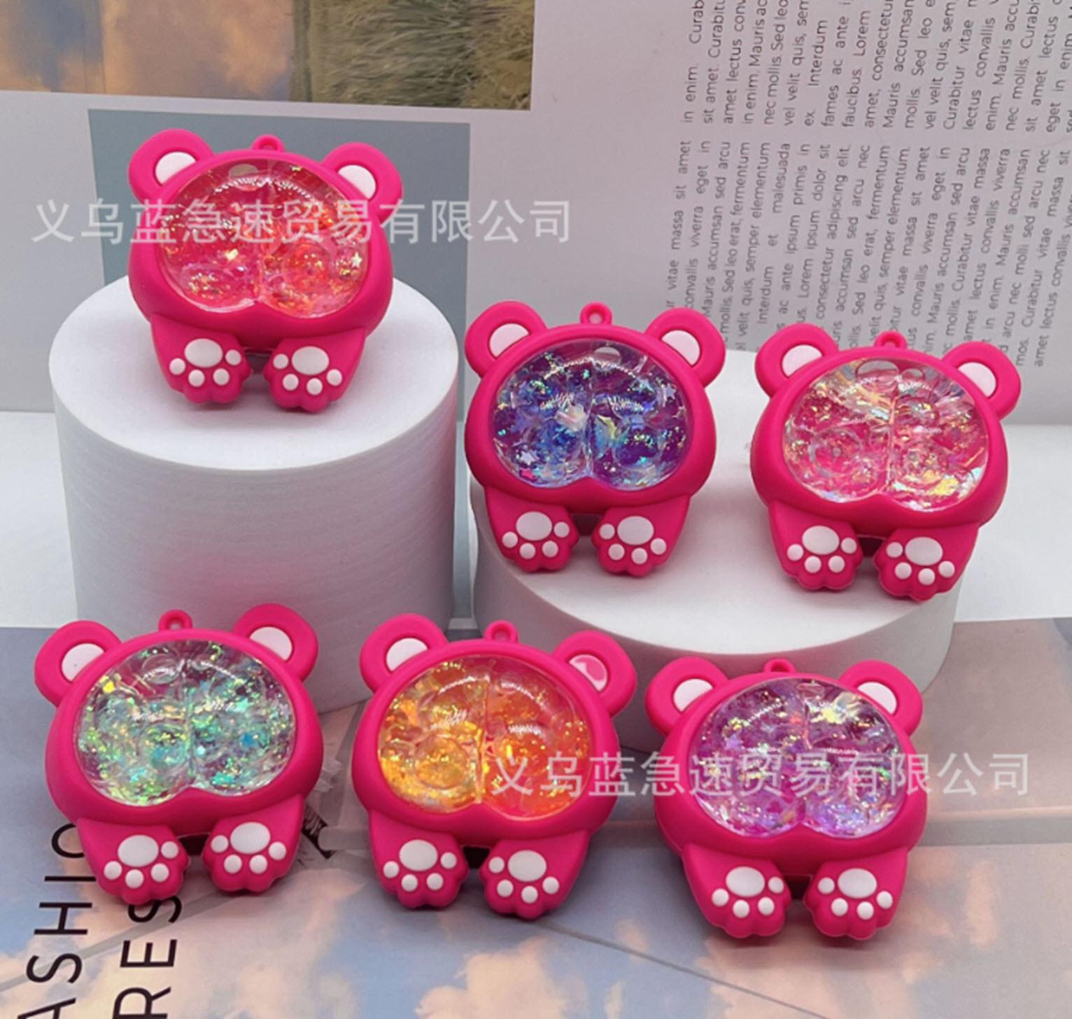 Móc khóa Chú Gấu Dâu Tây cực kỳ dễ thương , mặt sau được làm từ chất liệu lỏng độc đáo