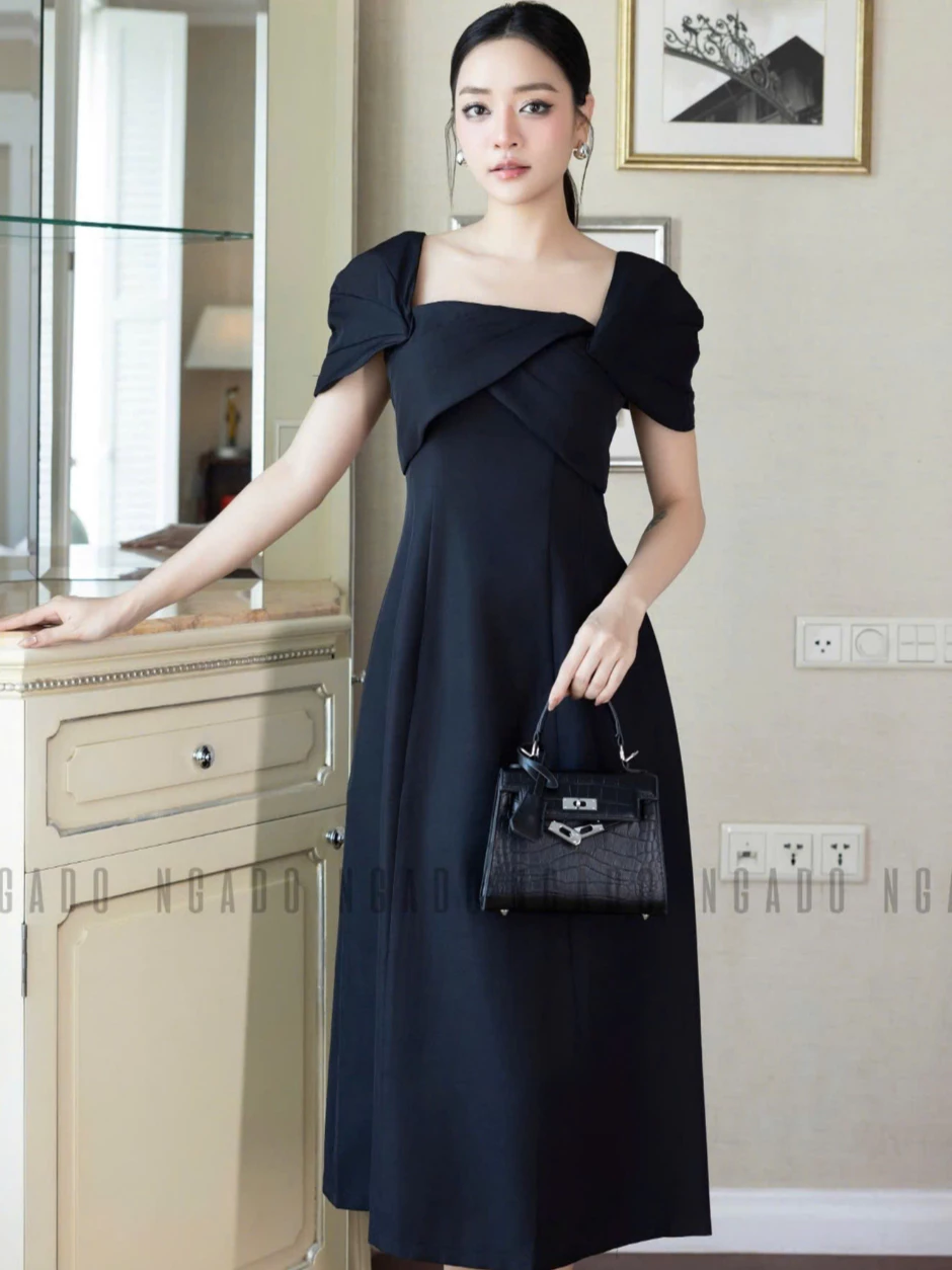 Đầm đen cổ vuông NGADO