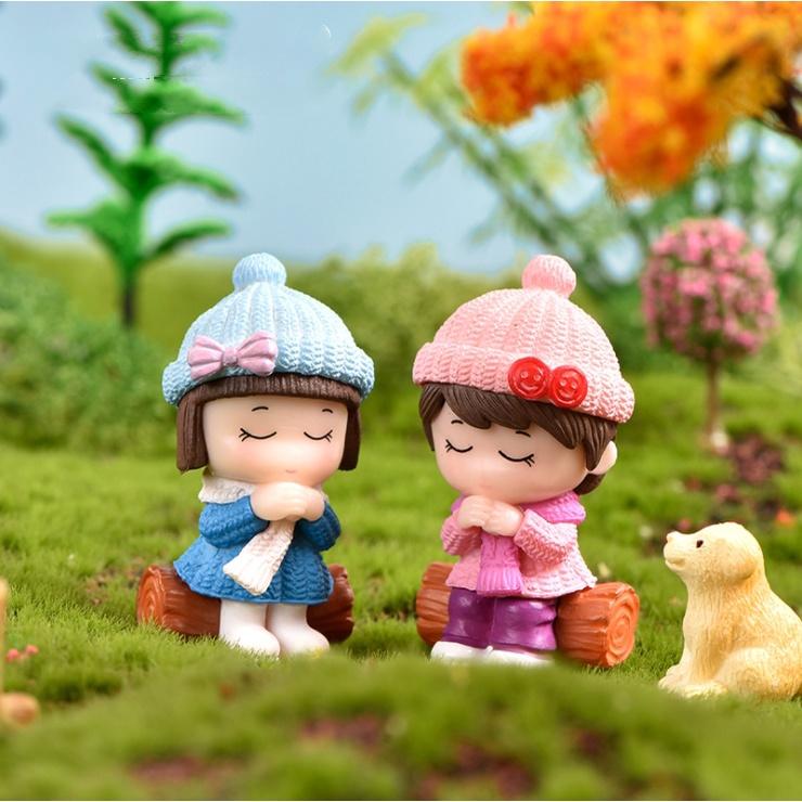 Mô hình đôi bạn đội mũ len ngồi uống trà cho các bạn trang trí tiểu cảnh, làm móc khóa, DIY