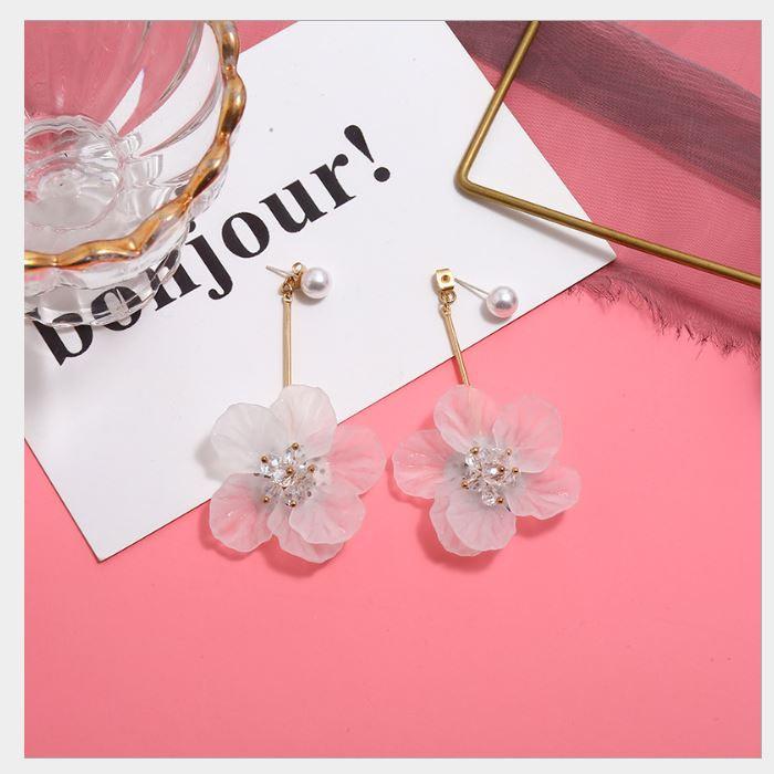 Bông tai khuyên tai những cánh hoa xinh nổi bật nơi bạn đến, trọng lượng hợp lý giúp cho bạn đeo dễ dàng, thuận tiện.