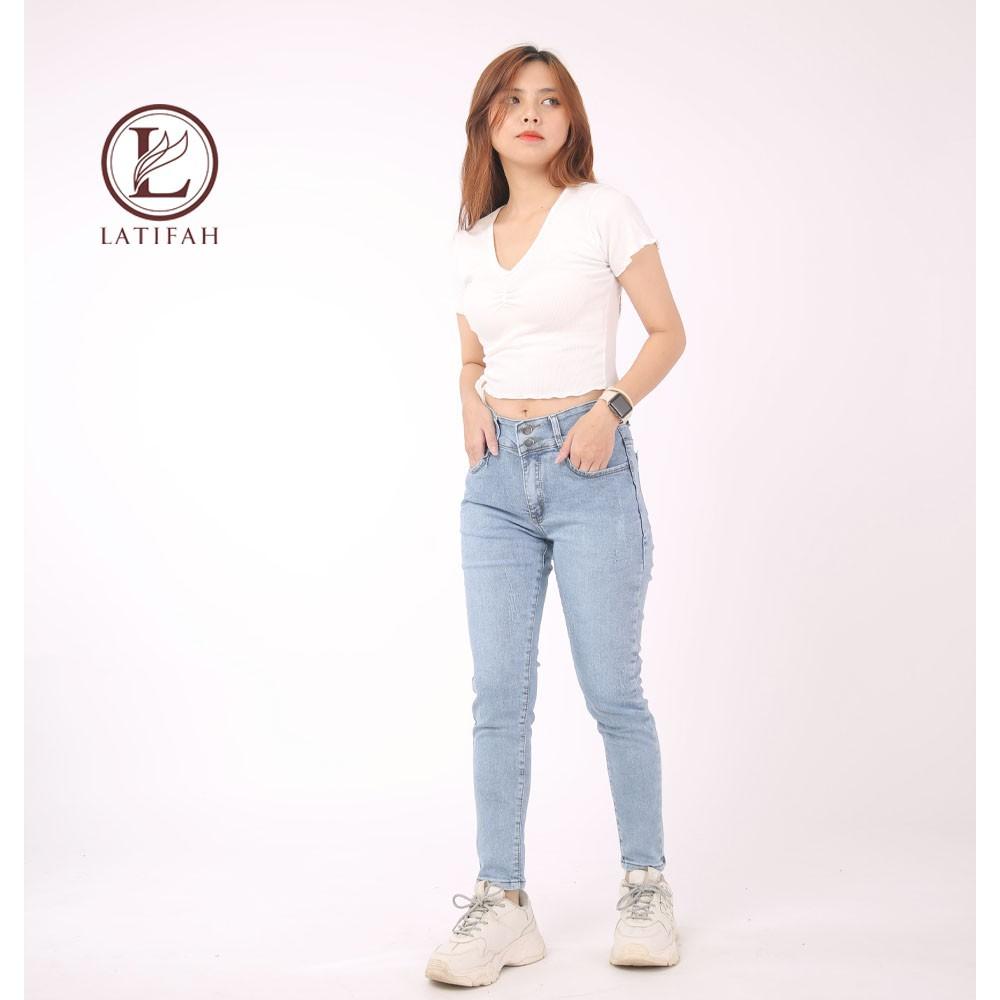 Quần jeans dài nữ co giãn Latifah cạp thường lưng bản to mài xước màu xanh nhạt QD030