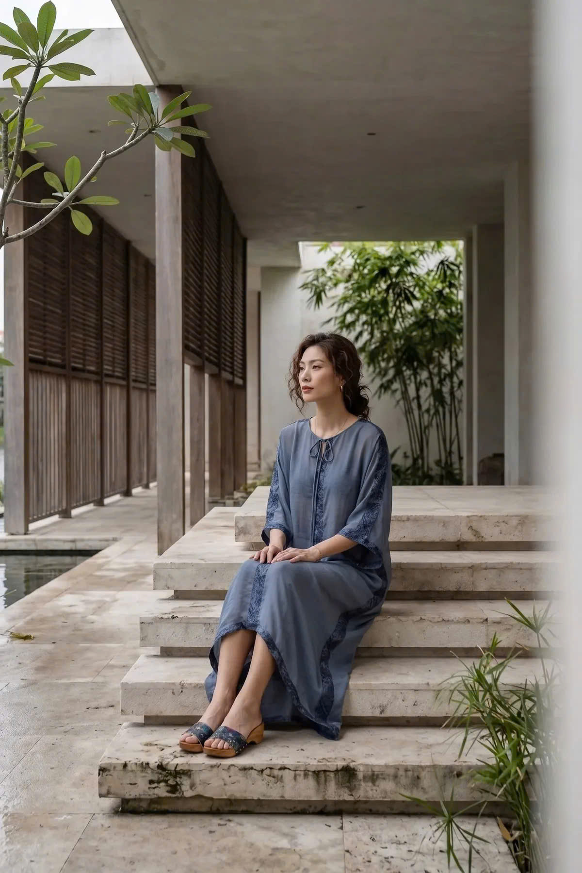 Đầm Suông Dài Kaftan Xanh Phối Hoạ Tiết Lam Vũ Dre240 thời trang Hity