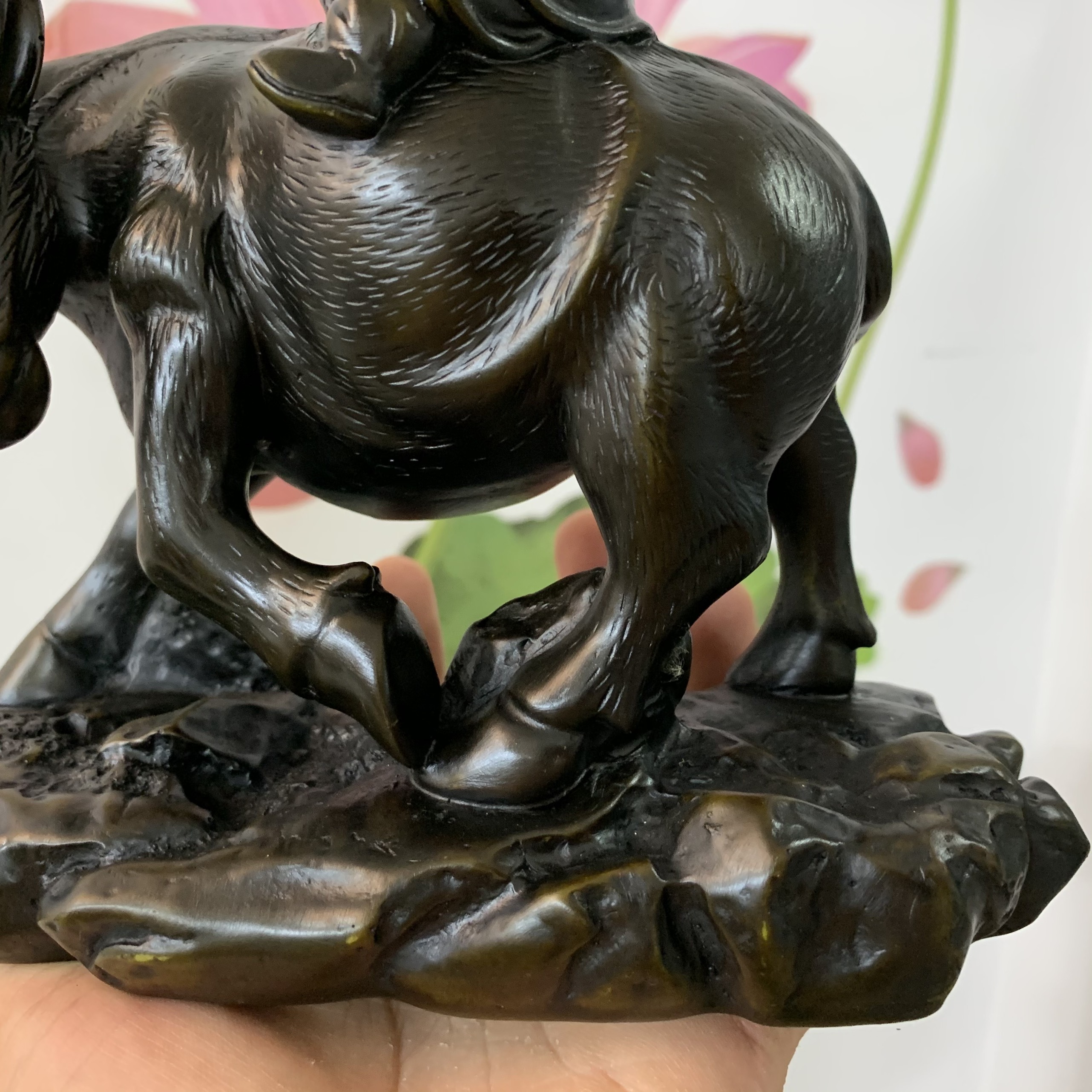 Tượng đá trang trí mục đồng cưỡi Trâu phong thủy có đế- Chiều cao 17cm - Màu Nâu Đen - Đá Composite