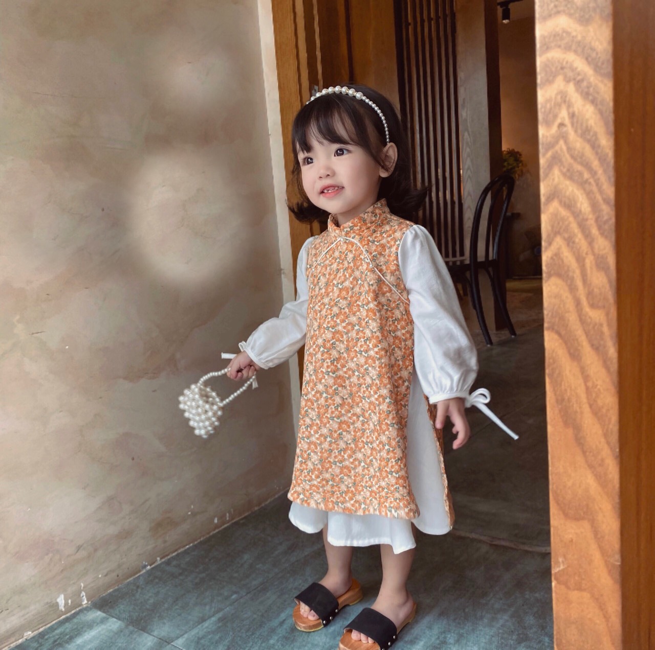 Áo dài cách tân hoa nhí ngọc trai