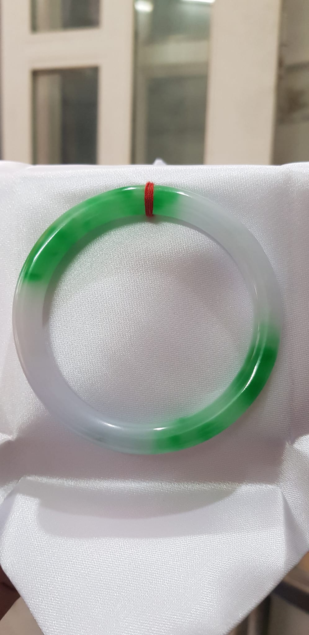Vòng tay Nữ Đá Cẩm Thạch mới TR Lý 57 mm x cọng 7,5mm Màu Xanh lý tươi trắng 2 bên đều vòng đẹp Nữ 55kg - 64kg đeo đẹp món quà tặng chính mình và người thân đeo đẹp ạ