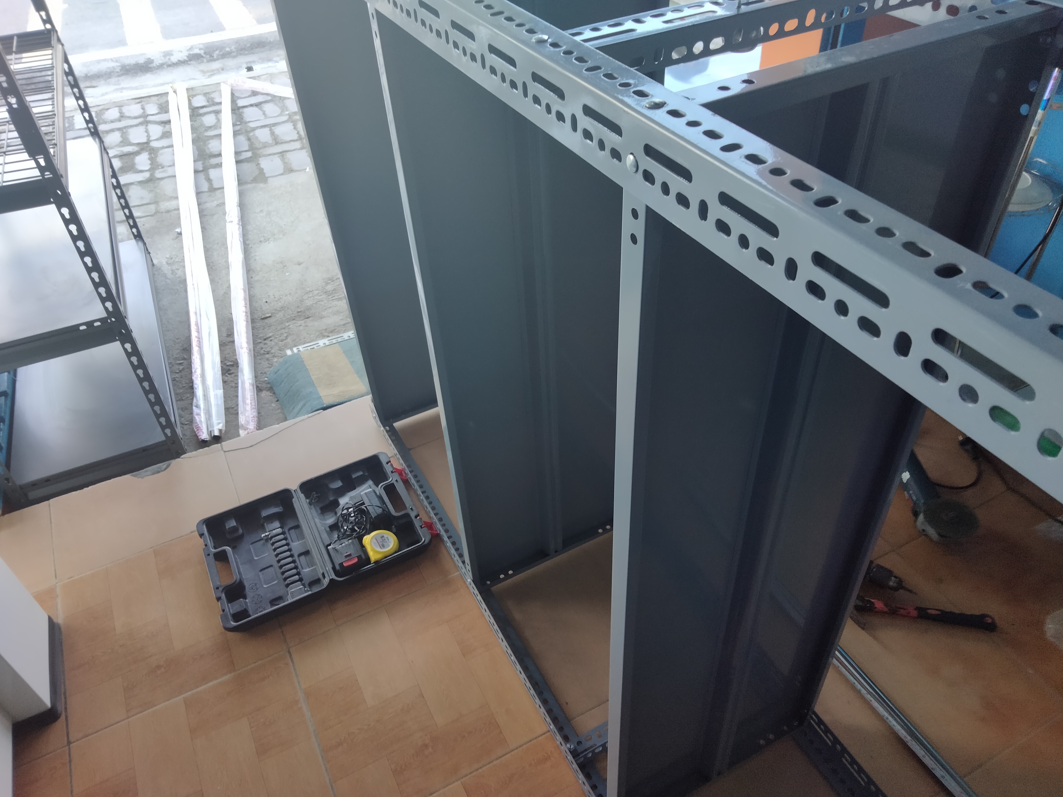 KỆ SẮT V LỖ đa năng - kệ kho hàng Loại dày, chịu tải tốt.