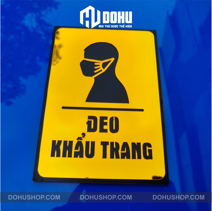 Biển Nhắc Nhở Đeo Khẩu Trang Làm Bằng Gương Vàng DOHU29 - Có sẵn keo dán tường tiện dụng