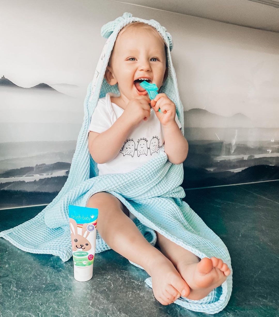 Brush-Baby Bàn chải tập đánh răng và mát xa nướu silicone mềm mại cho bé (10 - 36 tháng)