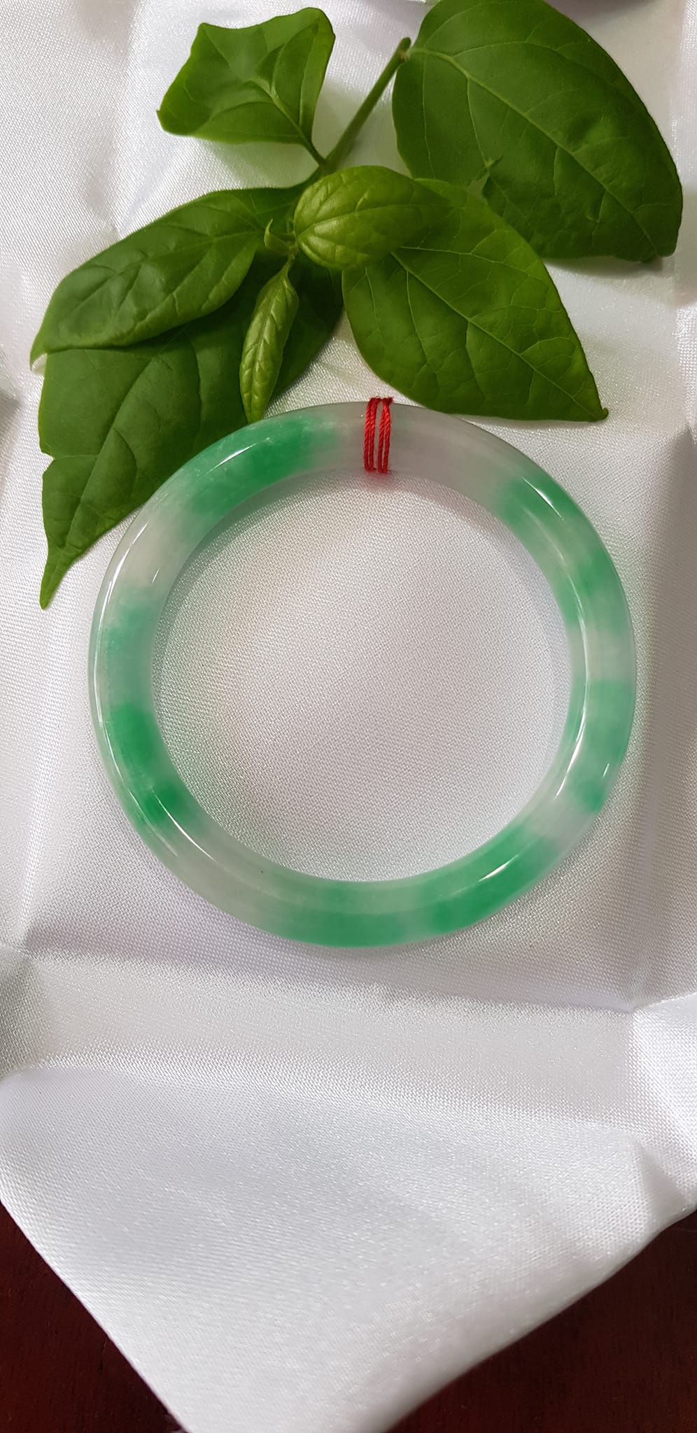 ️Vòng tay nữ đá Cẩm Thạch tự nhiên mới TR LÝ IC 52mm x chột 8mm vòng màu xanh trắng đều đẹp nữ 50kg - 54kg đeo ạ