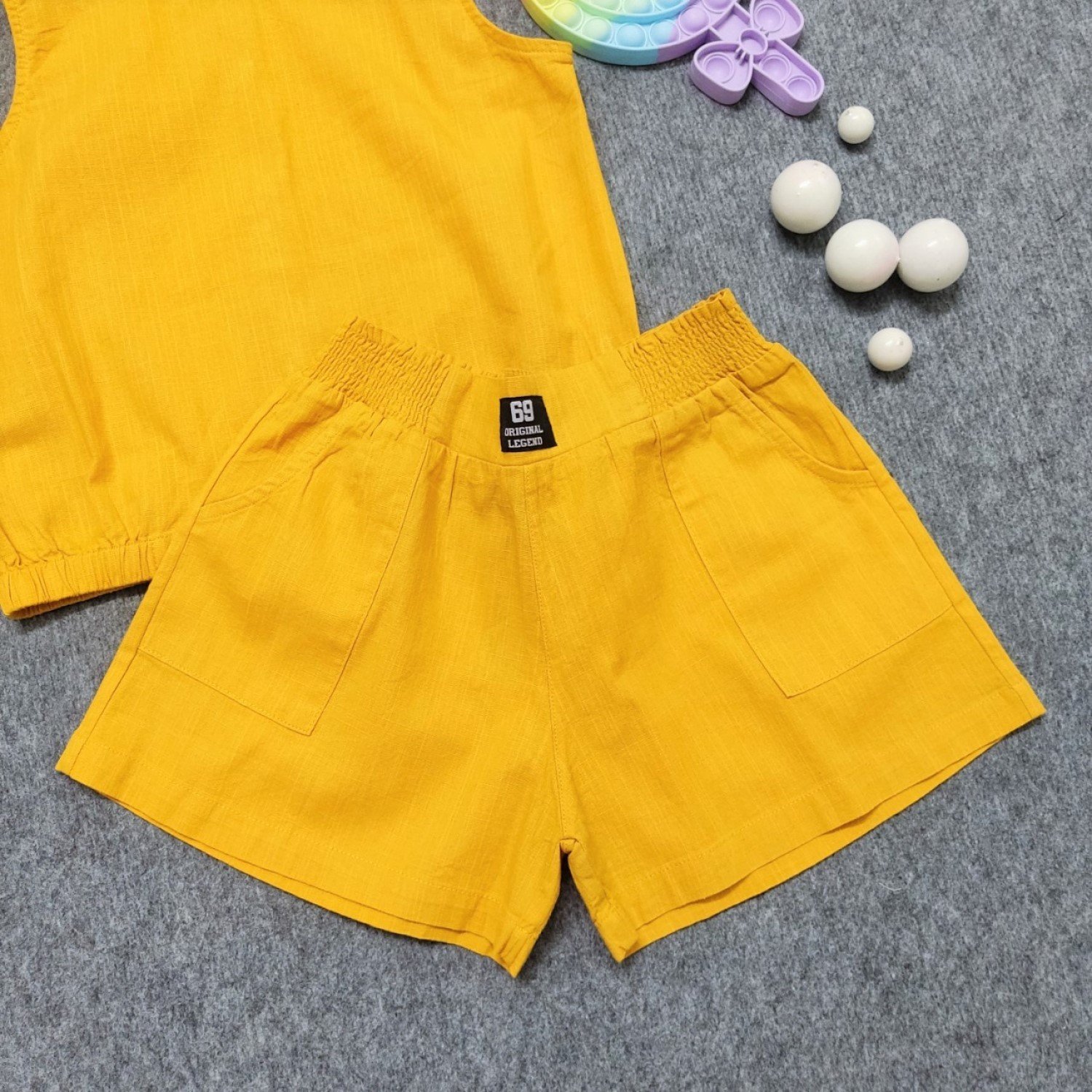 G00000214(27-41kg) Bộ áo sát cánh quần ngắn bé gái, chất vải linen vàng mềm mịn thoáng mát