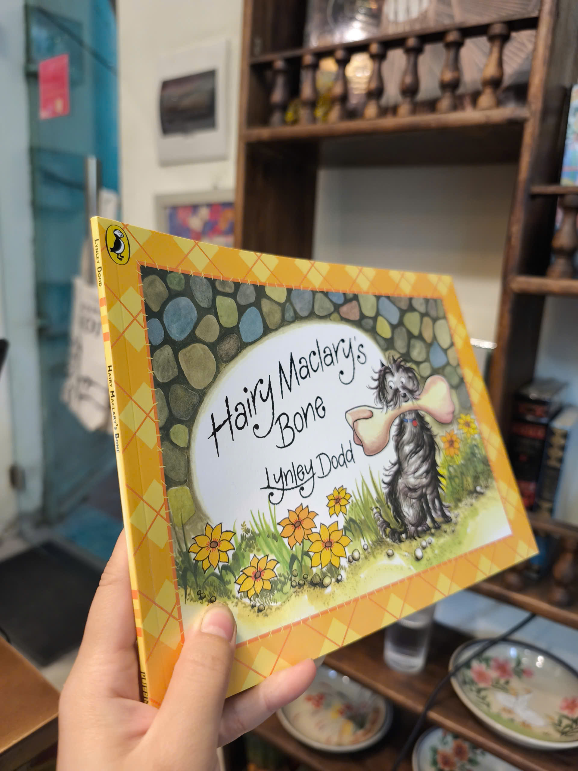 Sách - Hairy Maclary's Bone by Lynley Dodd - Sách tiếng anh dành cho trẻ em