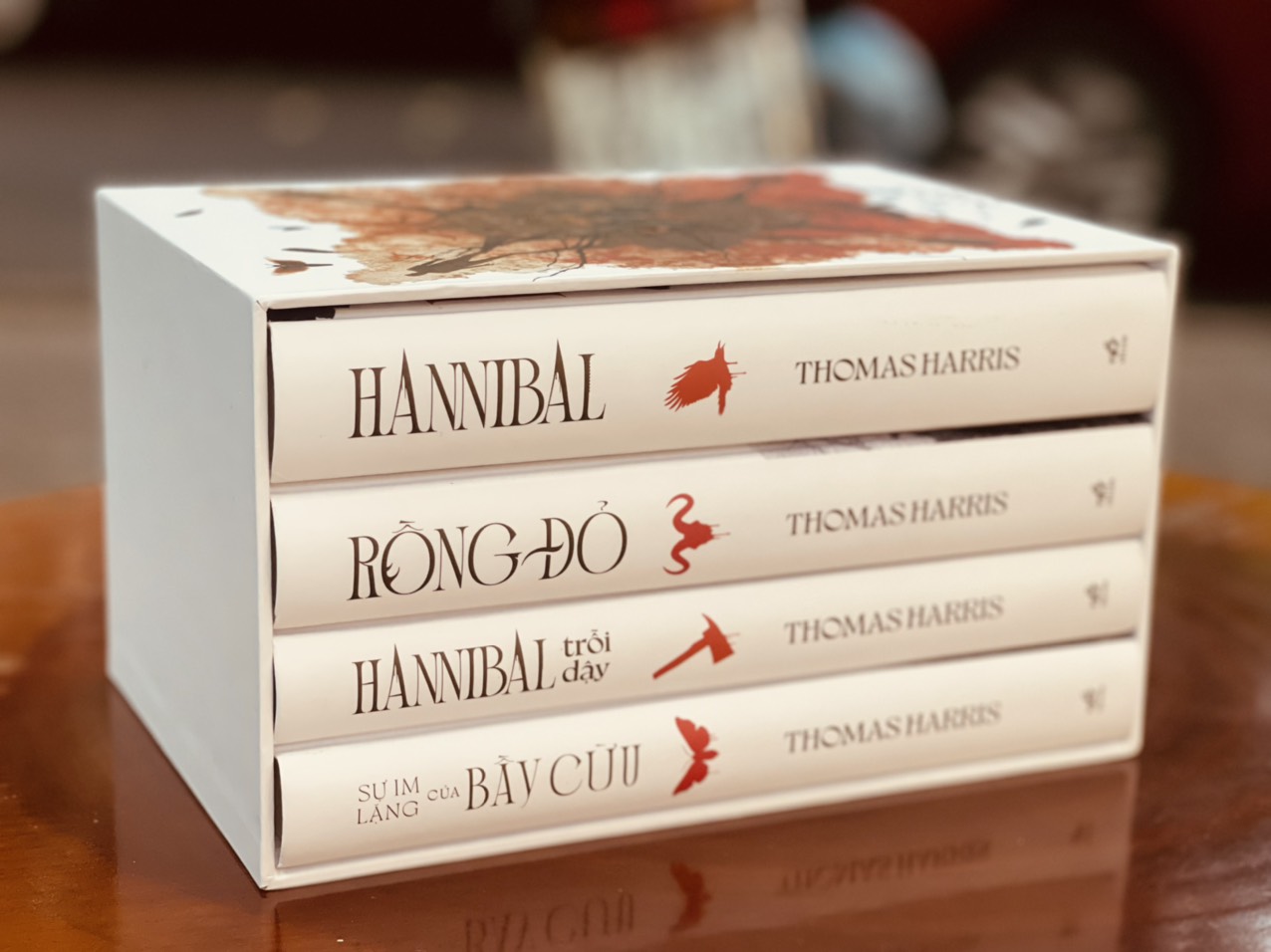 [boxset giới hạn 300 hộp gồm 4 tập bìa cứng của Nhã Nam] – HANNIBAL series – Thomas Harris – Rồng đỏ, Sự im lặng của bầy cừu, Hannibal, Hannibal trỗi dậy