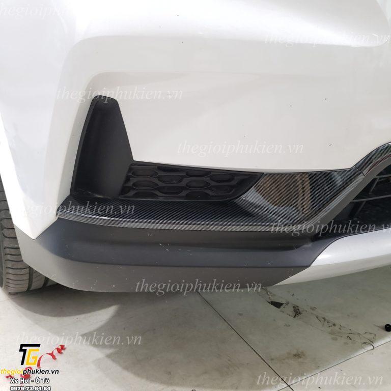 Ốp viền cản trước, viền đèn gầm trước KIA Carnival 2022 vân carbon, các bon cao cấp