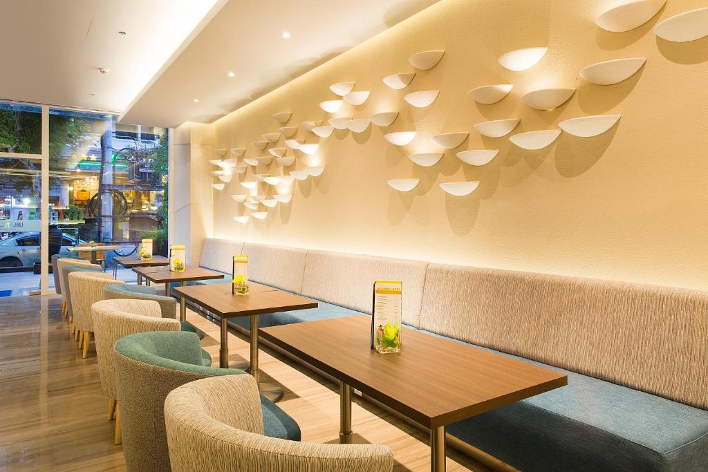Combo 3N2D KS Liberty Central Hotel Nha Trang: VMB khứ hồi Hà Nội - Nha Trang + Phòng Tiêu Chuẩn + Ăn sáng