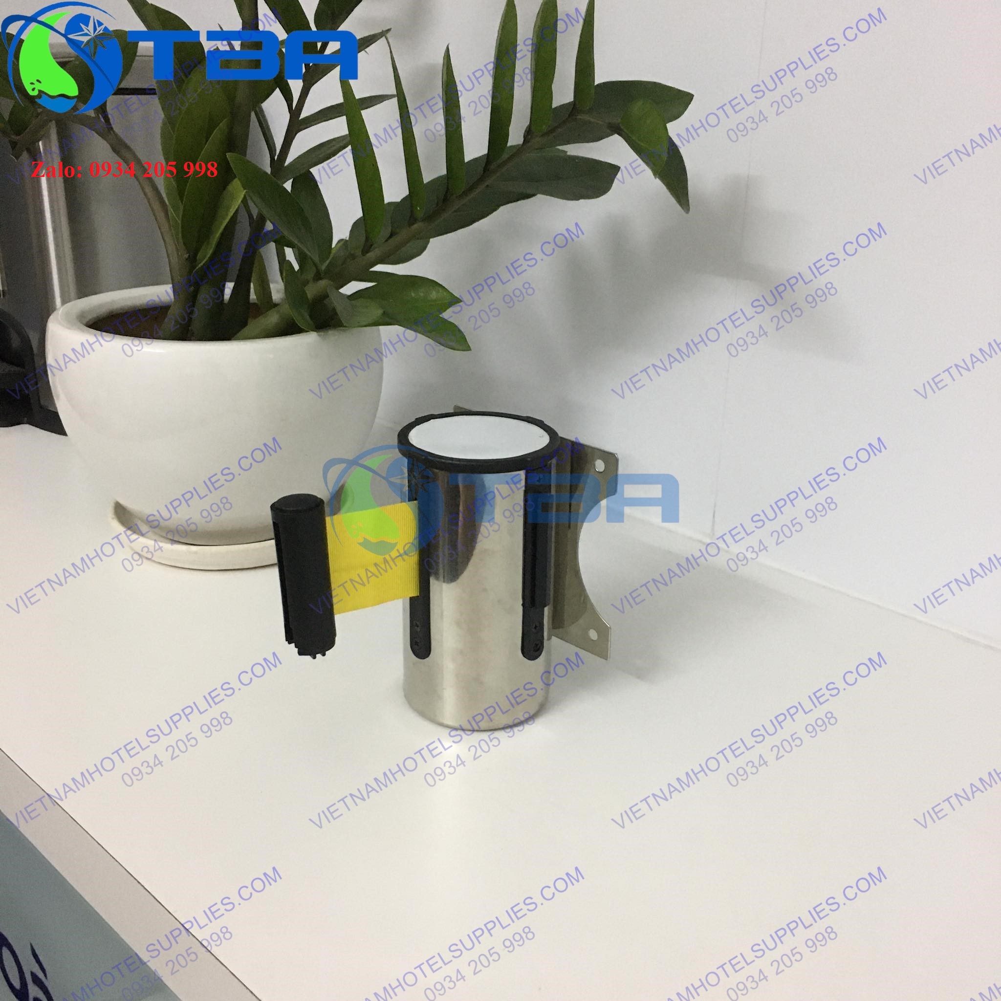 Trụ chắn inox 5m gắn tường với dây căng màu vàng cao cấp