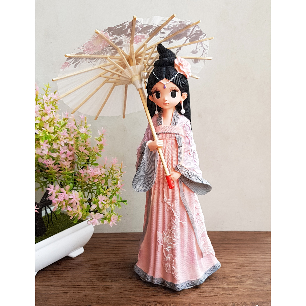 Tượng chibi thiếu nữ cổ trang che ô 3D sinh động 25cm