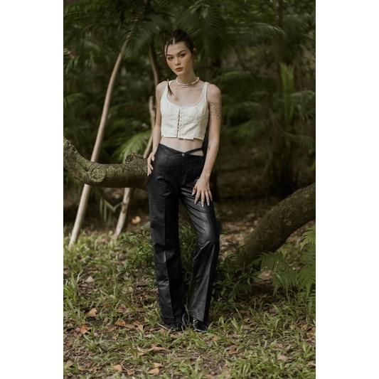 OLALASTUDIO Quần da dài ống xuông cách điệu cut eo KEISHA LEATHER PANTS