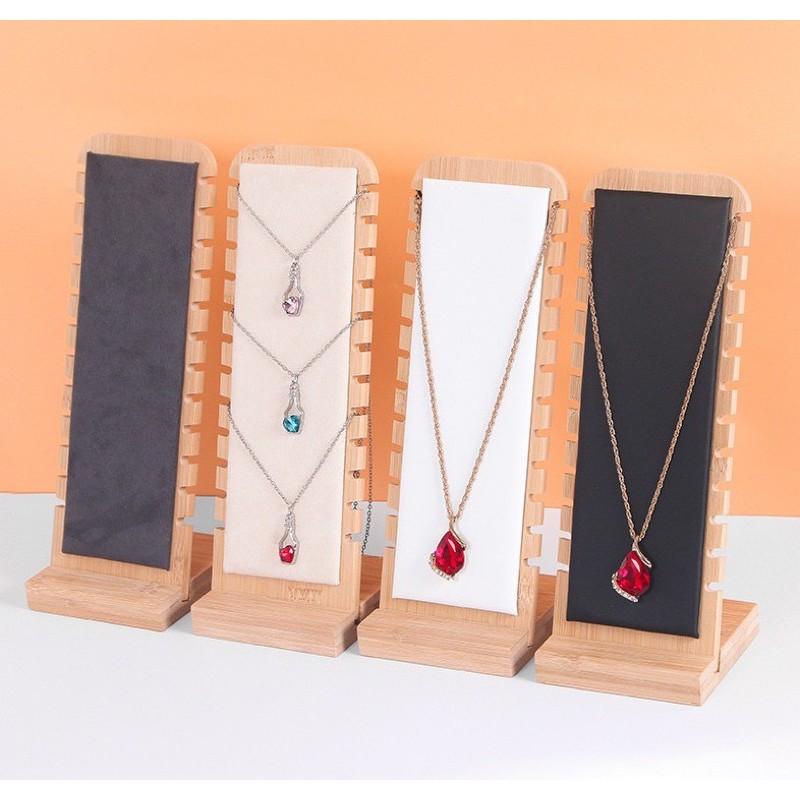 Kệ trưng dây chuyền gỗ decor cho shop
