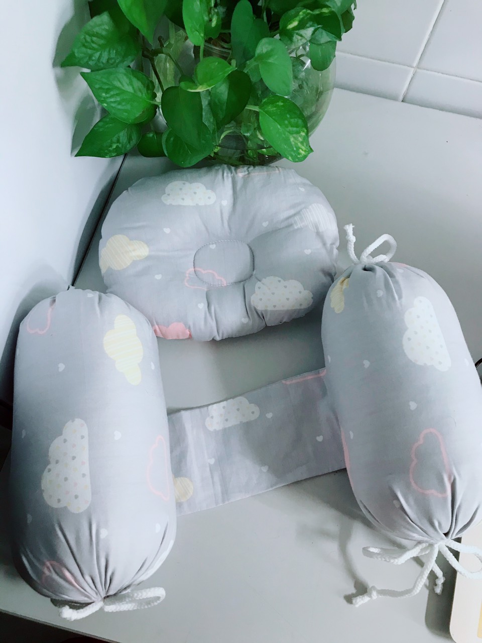 Một Bộ gối nằm và gối chặn bông giành cho bé trai, bé gái sơ sinh , vãi mềm, thoáng mát, phù hợp với làn da nhạy cảm của bé, Họa tiết hoạt hình ngộ nghĩnh, màu sắc tươi sáng