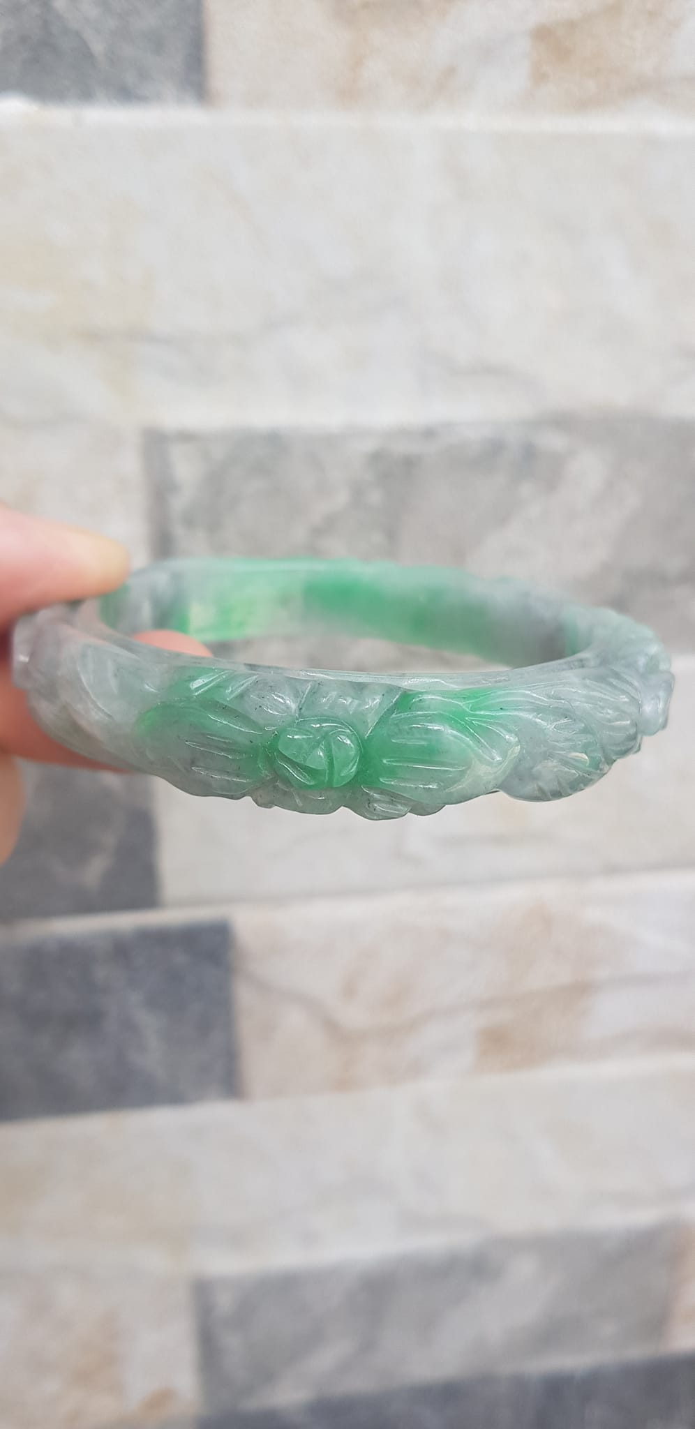 ️Vòng Cẩm Thạch tự nhiên chạm bông mai đẹp Size 56mm x Cao 12mm x dầy may mắn Màu xanh lý tươi trắng xám đẹp sang nữ 54kg - 62kg đeo ạ