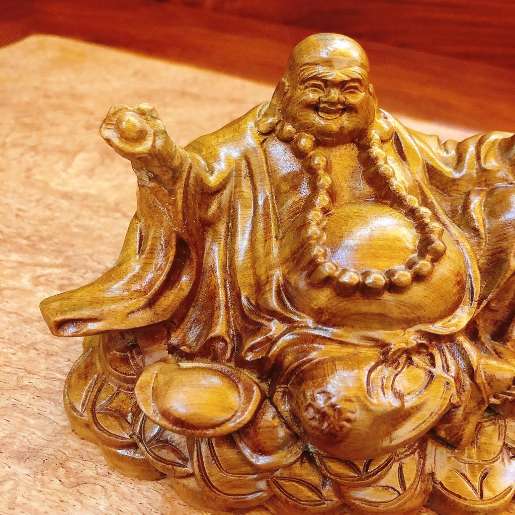Hình ảnh Tượng Phật Di Lặc Ngồi Tiền Vàng Gỗ Bách Xanh Để Xe Ô Tô, Bàn Làm Việc
