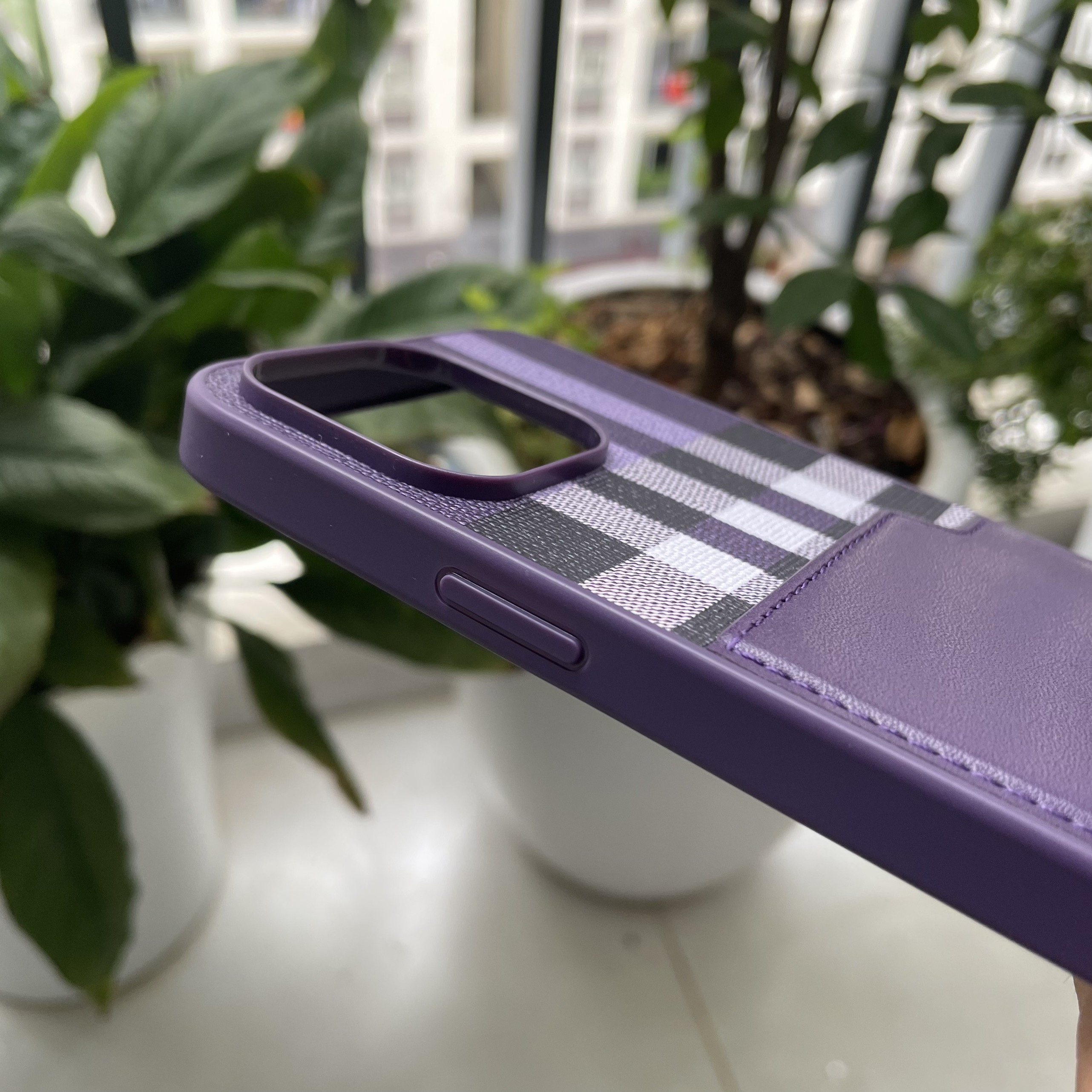 Ốp lưng Mentor VII dành cho iPhone 14 Pro có nhét thẻ - hàng chính hãng