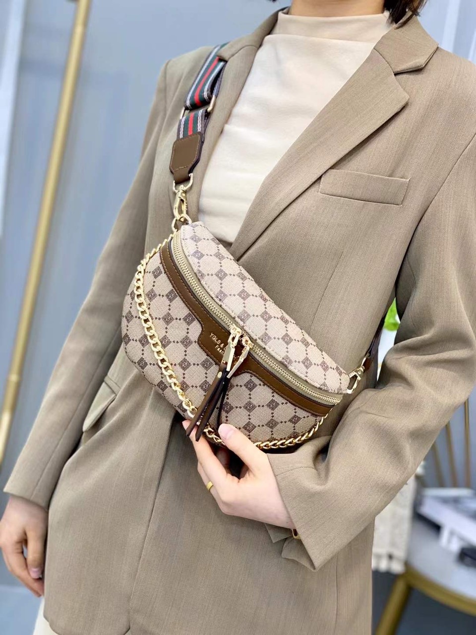 Túi bao tử nữ đeo ngực đeo hông crossbody bag nhiều ngăn da PU cao cấp họa tiết monogram thời trang trung niên Y2739