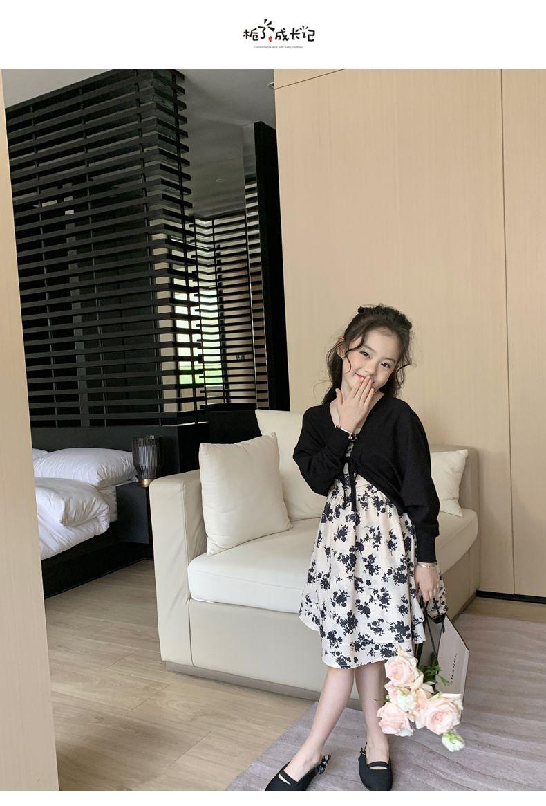 SHUANGYAN Yuanbaoth trẻ em ăn mặc thời trang phù hợp với phong cách phương Tây mùa xuân ăn mặc trẻ em gái mảnh hoa sling váy dệt kim áo choàng