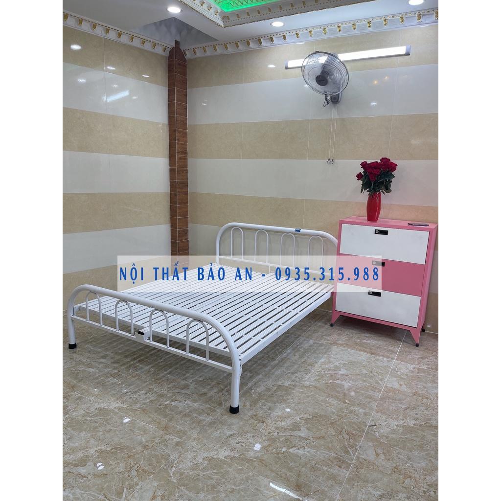 Giường sắt kích cỡ 3 người nằm 1m8x2m